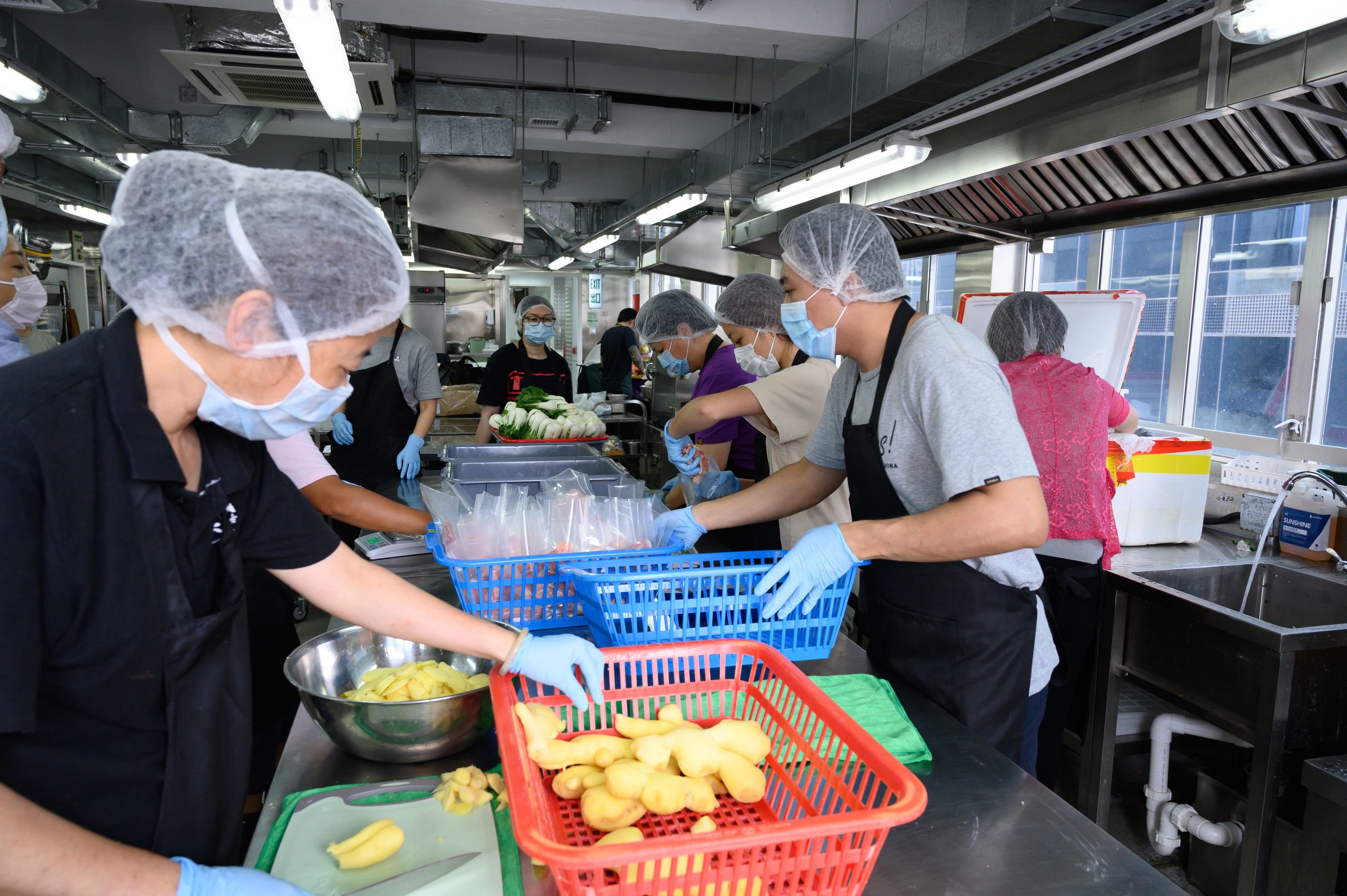 在香港，乐施会推出「悭得有营????基层」计划，「有营????包」由社会企业「共厨家作」制作。共厨家作在2016年由乐施会及社创基金提供种子基金资助成立，旨在透过善用厨房闲置时段，让基层市民进驻制作美食出售，以赚取收入。